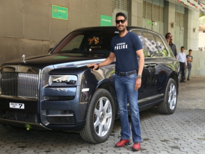 Bollywood Singham Ajay Devgn owns a rolls royce luxury suv | जगात मोजक्याच लोकांकडे असलेली सर्वात महागडी कार अजय देवगनकडे, किंमत वाचून व्हाल अवाक्...