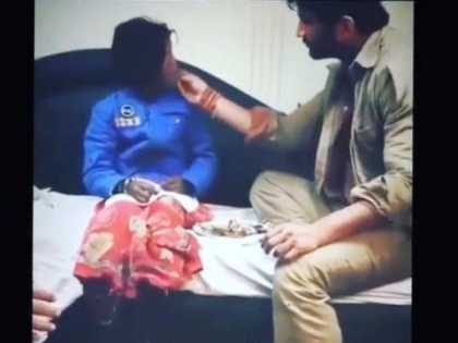 Throwback viral video of Sushant Singh Rajput he feeding a small girl with his own hands | VIDEO : लहान मुलीला स्वत:च्या हाताने घास भरवताना दिसला सुशांत, फॅन्स करून लागले भरभरून कौतुक