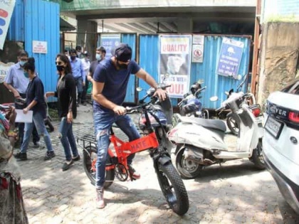 Do you know the huge price of Ranbir Kapoor new electric cycle | मोटारबाइक पेक्षाही महाग आहे रणबीर कपूरची इलेक्ट्रिक सायकल, किंमत वाचून व्हाल अवाक्...