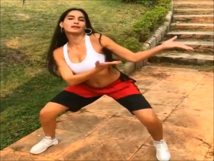 Nora Fatehi belly dance on naah song in park video viral on internet | VIDEO : ना स्टेज ना पब्लिक नोरा पार्कमध्येच करू लागली जबरदस्त डान्स, फॅन्सची उडाली झोप!