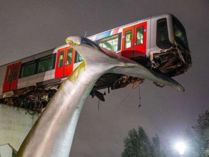 Whale sculpture stops dutch train crashing into water in Netherlands viral pics | VIDEO : स्टेशन तोडून बाहेर आली मेट्रो, 'व्हेल'च्या शेपटीमुळे टळला मोठा अपघात