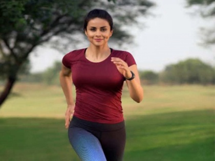 Watch video actress Gul Panag does push ups in saree | गुल पनागचे साडी नेसून पुश-अप्स, व्हिडीओ पाहून फॅन्स झाले अवाक्....