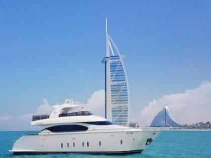 Indian man in Dubai falls off yacht swims to shore | बोंबला! समुद्राच्या मधोमध जहाजावर सुरू होती पार्टी, 'तो' पाय घसरून खाली पाण्यात पडला आणि....