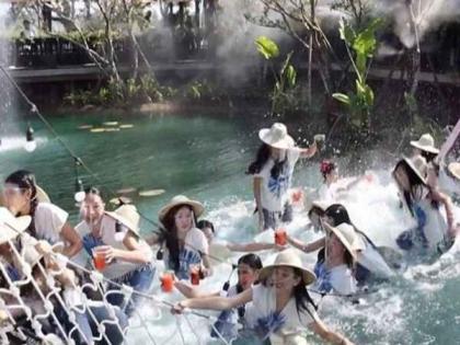 Miss Thailand beauty contestants 30 models fell into a dirty-pond after the bridge collapsed video goes viral | VIDEO : मिस थायलॅंडसाठी फोटोशूट करत होत्या ३० मॉडल्स, फोटो क्लिक करणार इतक्यात पूल खाली पडला!