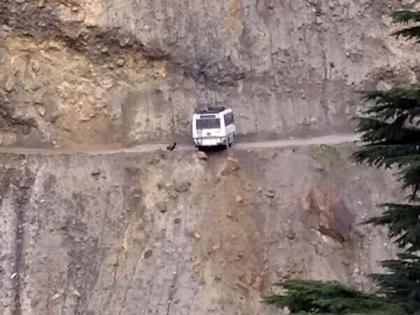 Himachal Pradesh hrtc bus driver reversing bus on dangerous road video goes viral | एकीकडे डोंगर दुसरीकडे दरी तरी ड्रायव्हरने बस फिरवली, बघा मनात धडकी भरवणारा व्हिडीओ....