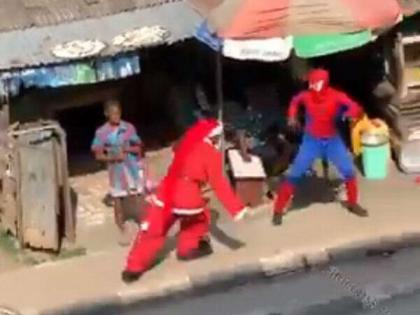 Santa claus and spiderman fight on the streets watch viral video | VIDEO : सांता आणि स्पायडर मॅनमध्ये झाली फाइट, कुणी बाजी मारली हे बघून व्हाल अवाक्....