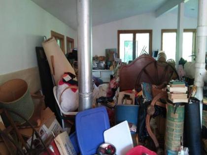 Canada antique shop owner purchased hoarders estate finds unexpected treasures inside watch video | VIDEO : ७ लाख रूपयात खरेदी केलं घर, आत सापडला २ कोटी रूपयांचा 'खजिना'....