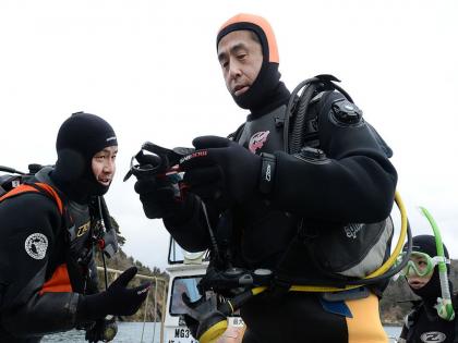 A japanese man is searching for his wife after she lost tsunami in Japan ten years ago | हृदयस्पर्शी! त्सुनामीपासून बेपत्ता झाली पत्नी, १० वर्षांपासून समुद्राच्या तळाला जाऊन घेतोय तिचा शोध!