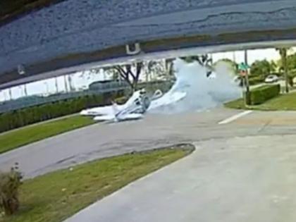 Shocking! Plane crash on car in Florida video goes viral | धक्कादायक! चार वर्षीय मुलाला घेऊन घरी जात होती महिला, अचानक विमान कारवर येऊन आदळलं!