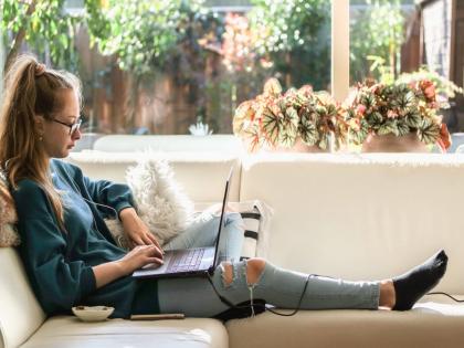 What are you using as a replacement to office chair while working from home ? | घरातून काम करत असताना ऑफिसच्या खुर्चीऐवजी कशाचा वापर करतात लोक? जाणून घ्या उत्तर...