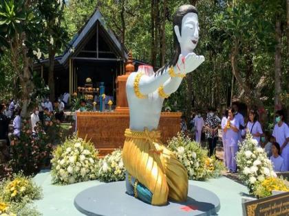 Monk from Thailand chopped his head with guillotine in shocking ritual sankri | अंधविश्वासाचा कहर! देव बनण्याच्या नादात पुजाऱ्याने उचललं धक्कादायक पाउल, आरीने कापला स्वत:चाच गळा!