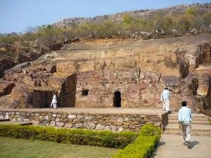 Gold blaze hidden in caves in Rajgir Bihar | 'या' गुहेच्या आत आहे कोट्यावधी रूपयांचा सोन्याचा भांडार? पण आजपर्यंत कुणालाच सापडला नाही; कारण....