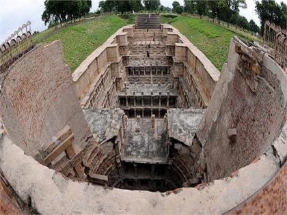 Rani ki bawdi stepwell know about its some interesting facts | भारतातील या विहिरीच्या आत आहे ३० किलोमीटर लांबीचा भुयारी मार्ग, जाणून घ्या रहस्य..