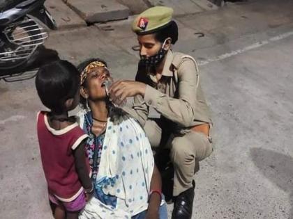 Woman constable help woman fell down on the roadside due to heat heart touching photo goes to viral | सलाम! रस्त्यावर बेशुद्ध पडली होती महिला, बाळ बाजूला रडत होतं; महिला कॉन्स्टेबलने केलं असं काम...