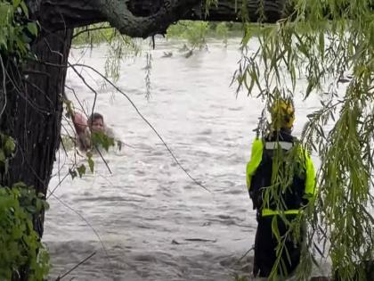 Woman stuck in floodwaters rescued see shocking video | VIDEO : पुरात अडकलेल्या महिलेचा रेस्क्यू ऑफिसरने असा वाचवला जीव, थरारक व्हिडीओ...