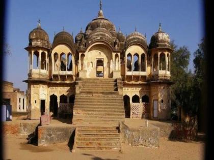 Interesting story of Churu fort where silver shells fired on enemies by cannon | एक असा किल्ला जेथून दुश्मनांवर केला गेला होता चांदीच्या तोफगोळ्यांनी हल्ला!