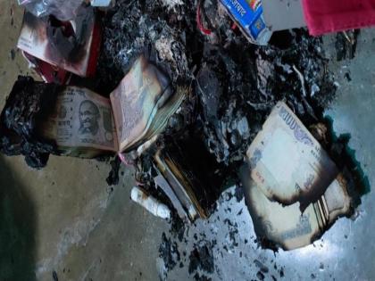 Jharkhand locked house jewellery cash theft burning notes police investigation crime | बंद असलेल्या घरातून लाखोंचा माल लंपास, चोराने एका रूममध्ये जाळले नोटांचे बंडल