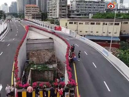 Motorway haizhuyong bridge built around tiny house after owner refuses to move in Guangzhou China | महिलेने सरकारला दिली नाही जमीन, हायवेच्या मधोमध कैद झालं घर