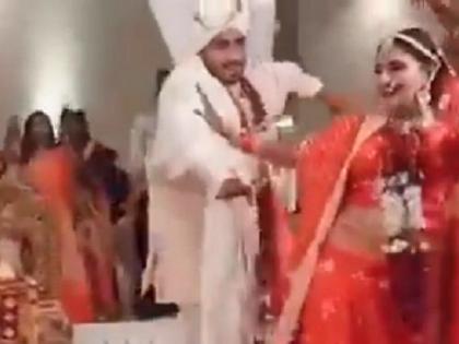 Navaranwari's deeds in the wedding ceremony, you will be shocked to see what they did | लग्नसोहळ्यात नवरानवरीचा कारनामा, त्यांनी जे काही केले ते पाहुन तुम्हीही व्हाल हैराण