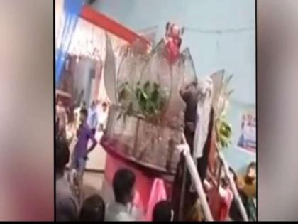 Mother beats groom with slippers on stage in front of wedding guests, VIDEO goes viral | बोंबला! नवरदेवाच्या आईने त्याची स्टेजवरच चपलेने केली धुलाई, कारण वाचून चक्रावून जाल