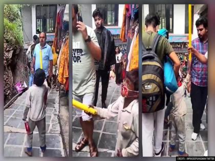 Kid asks people where the mask is in Dharmshala. | वा रे पठ्ठ्या! मास्क कुठे आहे अस लोकांना खडसावून विचारतोय चिमुकला.