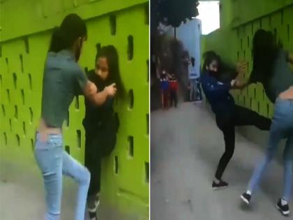 Video two girls attacked this girl started kicking and punching alone | Viral Video : अचानक सुरू झाली मुलींची फ्री स्टाइल हाणामारी, लाथा-बुक्क्यांनी एकमेकींवर हल्ला