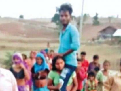 Shocking! Woman forced to carry husband for eloping in gujrat | दुसऱ्यासोबत पळून गेली होती महिला, लोकांनी दिली पतीला खांद्यावर बसवण्याची शिक्षा!