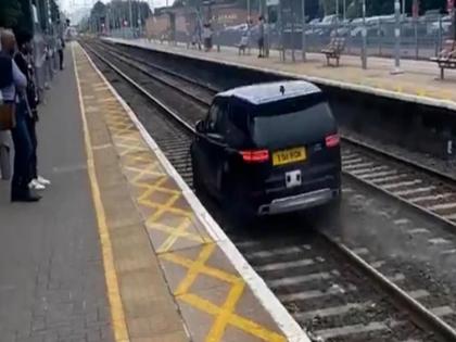 Man ran after pushing the officer ran the car on cheshunt train station | पोलिसांना धक्का मारून पळाला ड्रायव्हर, मागे लागले तर रेल्वे ट्रॅकवर सुसाट पळवली कार