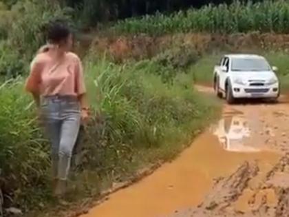 Don't panic if the cars are blowing mud in the rain, the solution hidden in this video | पावसाळ्यात गाड्या चिखल उडवत असतील तर घाबरु नका, या व्हिडिओत दडलाय उपाय