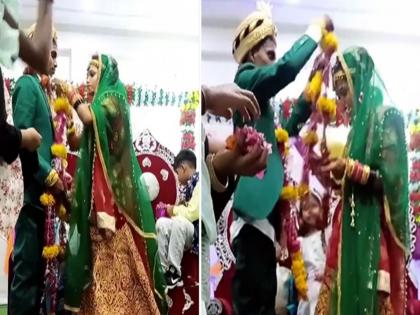 Funny wedding video : Is it a marriage or a joke bride groom video goes viral | Funny Video ! मंडपात मुलांनी नवरी-नवरदेवाची उडवली खिल्ली, लोक म्हणाले - लंगूर के हाथ में अंगूर...