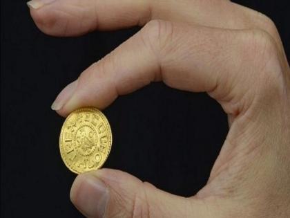 Man found a unique coin of the west saxon king Egbert price is shocking | पाहता पाहता मालामाल झाली ही व्यक्ती, हाती लागलं राजाचं दुर्मीळ नाणं; किंमत वाचून हैराण व्हाल