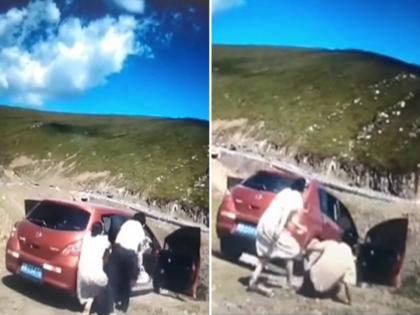 Chinese family car suddenly rolled down the valley on xinjiang duku highway | धक्कादायक दृश्य! कारमध्ये बसून आराम करत होती फॅमिली, अचानक दरीत पडली कार...