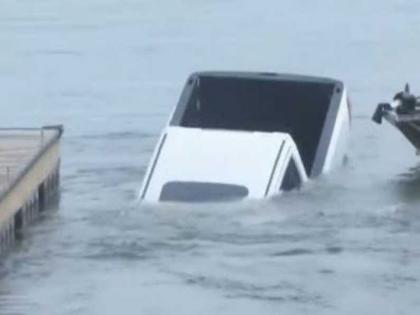 Live reporting begins, the car suddenly sinks into the lake, the thriller is captured on camera | सुरु होतं लाईव्ह रिपोर्टिंग, अचानक तलावात बुडू लागली कार, थरारक घटना कॅमेऱ्यात कैद