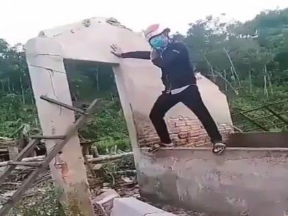 man was breaking wall another wall from behind falls on him, video goes viral | भींत पाडता पाडता स्वत:चा जीव घातला धोक्यात...मागून दुसरी भींत पडली अंगावर...