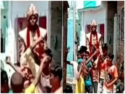 in wedding groom entered in hall on friends shoulder, video goes viral | ना कार, ना घो़डी! नवरदेवानं अशी घेतली लग्नमंडपात एंट्री, पाहुन तुम्ही ठोकाल २१ तोफांची सलामी