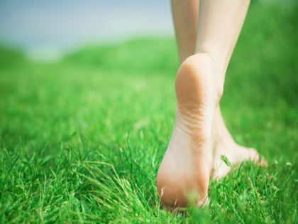 benefits of walking barefoot | रोज अनवाणी चालून तर पाहा रहाल इतके फीट की 'हे' गंभीर आजार जवळपास फिरकणारही नाहीत