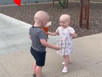 two cancer patient children meeting each other cute video goes viral on social media | ही दोस्ती तुटायची नाय! कॅन्सरवरील उपचारानंतर भेटले दोन छोटे दोस्त, मारली एकमेकांना कडकडून मीठी