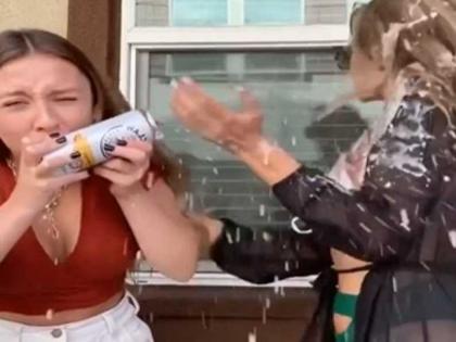 two girls making video with soft drink bottle bursts, funny video goes viral | सॉफ्ट ड्रिंक हातात घेऊन कॅमेऱ्यासमोर देत होत्या पोझ, इतक्यात झाले असे की, चांगल्याच पडल्या तोंडघशी