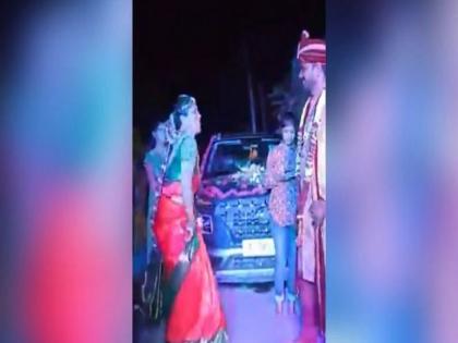 bride dancing on song to welcome groom video goes viral | काय झालं नवरीला? नवरदेवाला पाहताच सुटला ताबा, धावत आली रस्त्यावरन अन्...