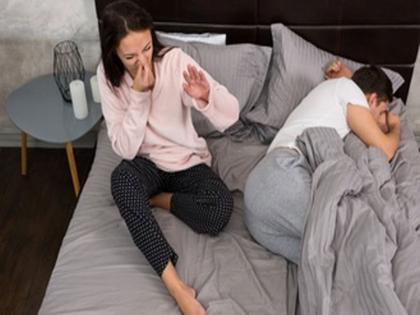 UK : Bedsheet that filters out farts know how | बाबो! कंपनीने बनवली कमाल चादर, आता बेडवर पार्टनरकडून शिव्या खाव्या लागणार नाहीत; कारण....