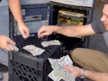 Youth buy old atm machine and find over lakh rupees inside it | तरूणांनी खरेदी केलं जुनी ATM मशीन, उघडून पाहिली अन् नाचायलाच लागले....