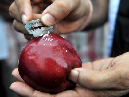 test to know apple wax, how to know if there is wax on apple remedies to clean wax on apple | सफरचंद चमकदार दिसण्यासाठी लावले जाणारे वॅक्स 'असे' ओळखा, नाहीतर द्याल मृत्यूला निमंत्रण