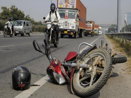 Bihar : Jija saali was doing bike stunts in gopalganj peasant woman died in an accident | मेहुणीला बाइकवर बसवून स्टंट करणं भावोजीला पडलं महागात, रस्त्यावरील महिलेला चिरडलं