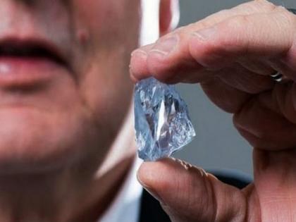 UK : Women discovers diamond almost threw in the bin during a home clearance is stone worth 2 million pound | सामान्य दगड समजून कचऱ्यात फेकणार होती महिला, निघाला कोट्यावधी रूपयांचा हिरा