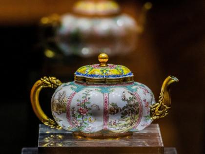 18th century teapot made for Chinese emperor sells for over 20 crores at auction | १८व्या शतकातील सुंदर किटलीचा लिलाव, मिळालेली किंमत वाचून उडेल झोप