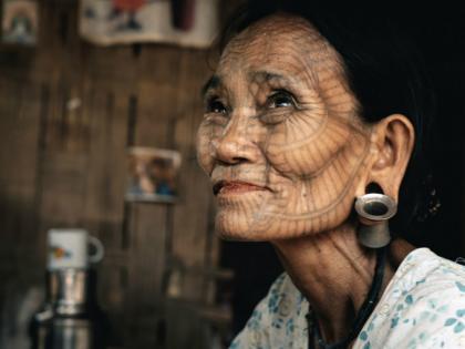 Mmyanmar chin tribe women tattoo on face, know reason weird tradition of world | इथे महिलांच्या चेहऱ्यावर बनवले जातात खास टॅटू, यामागचं कारण वाचून व्हाल हैराण