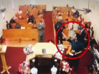 US : Man put gun on people in church pastor acted like real hero | VIDEO : चर्चमधील लोकांवर अचानक ताणली 'त्याने' पिस्तुल, पादरींनी रिअल हिरो बनून वाचवला सर्वांचा जीव