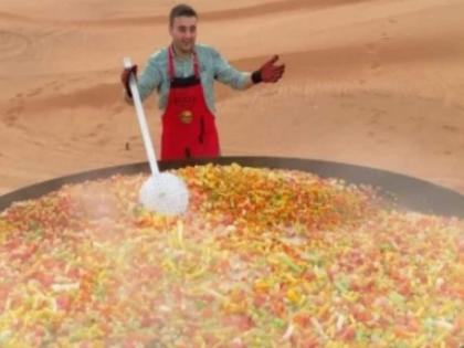 Burak Ozdemir Cooked Fryums in desert video goes viral | वाळवंटात, रखरखत्या उन्हात तेल उकळुन त्यात जेवण बनवतोय हा शेफ, व्हिडिओ पाहुन सुटेल घाम