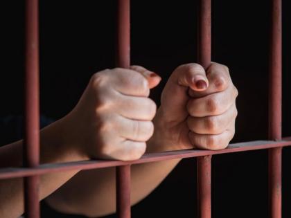 Pakistan : Lady inspector forces woman detainee to undress dance in front of other prisoners now dismissed | धक्कादायक! महिला इन्स्पेक्टरचं संतापजनक कृत्य, कैदेतील महिलेला निर्वस्त्र केलं अन् सर्वांसमोर नावचवलं...