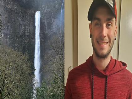 US : Man jumped into multnomah falls to save a mother and her daughter | महिला अन् मुलीचा जीव होता धोक्यात, वाचवण्यासाठी १०० फूट खोल धबधब्यात मारली उडी आणि मग...